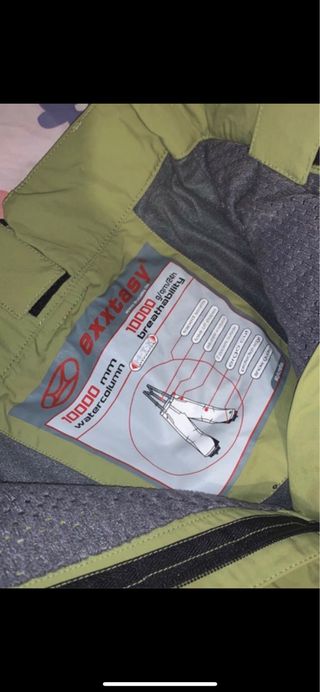 Pantalon esquiar valorado en 130€ con etiqueta 