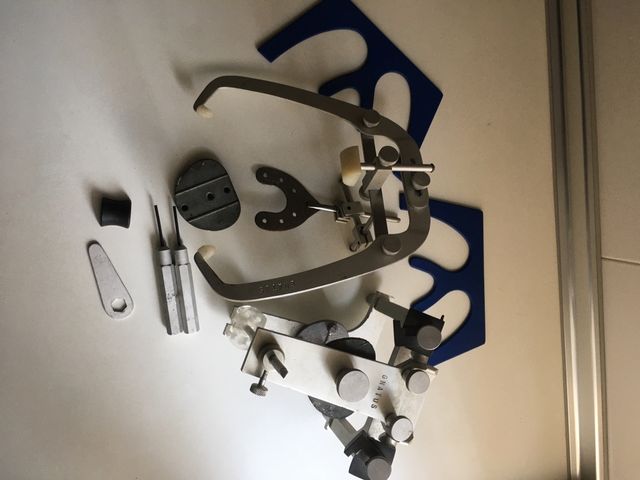 Articulador dental semiajustable GNATUS