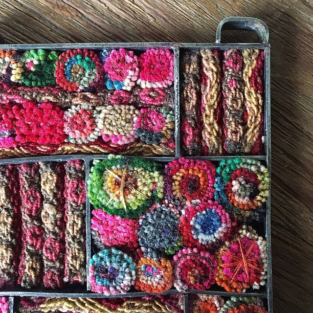 Ciondolo in tessuto peruviano e anello/metallo