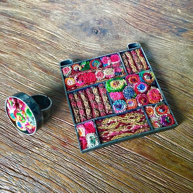 Ciondolo in tessuto peruviano e anello/metallo