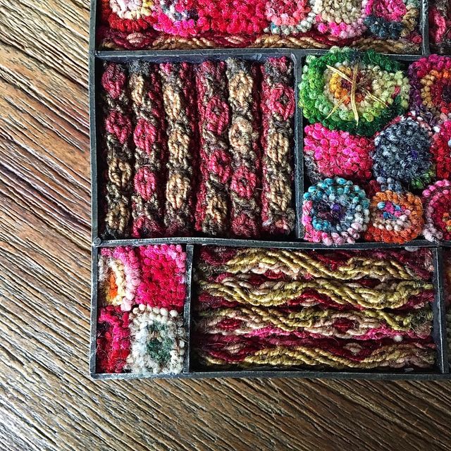 Ciondolo in tessuto peruviano e anello/metallo