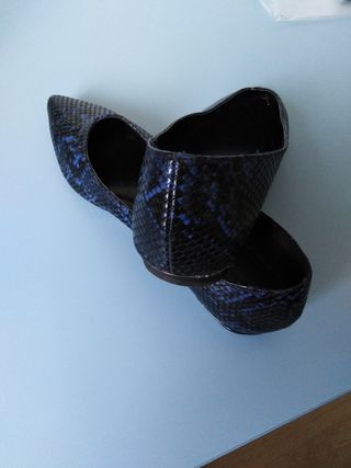 zapato estilo bailarinas azul/negro