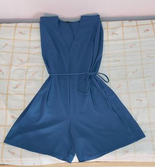 Mono corto azul con hombreras acolchadas