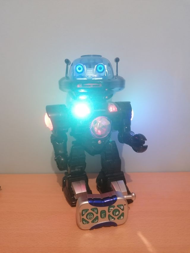 Robi robot interactivo juguetronica
