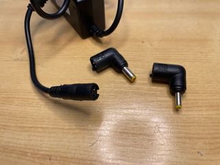 Cargador adaptador universal tengo 2 pin para asus