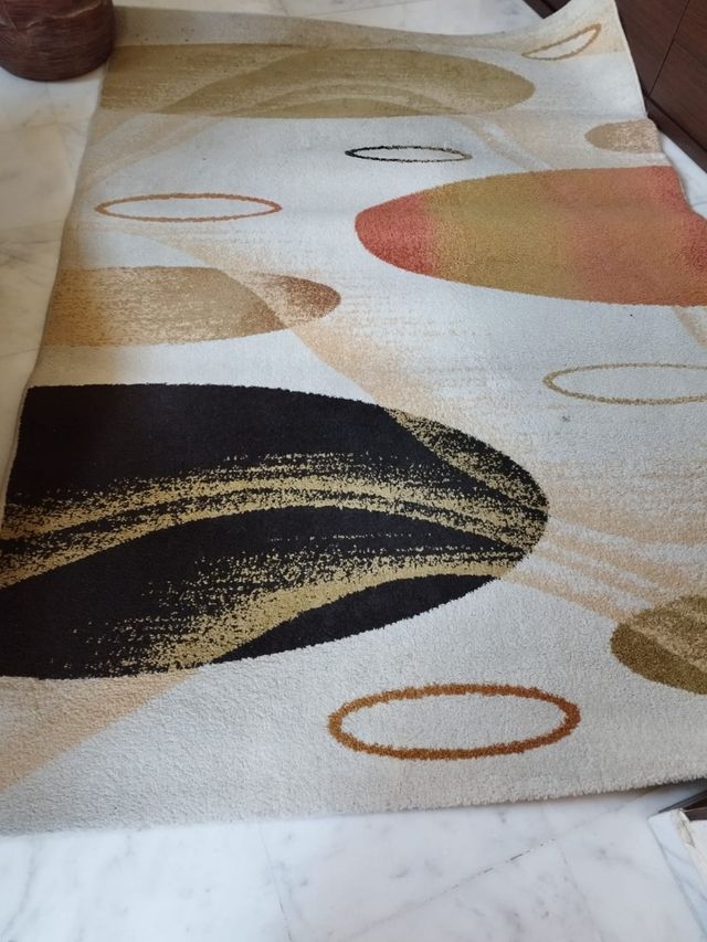 alfombra en tonos beig y naranjas