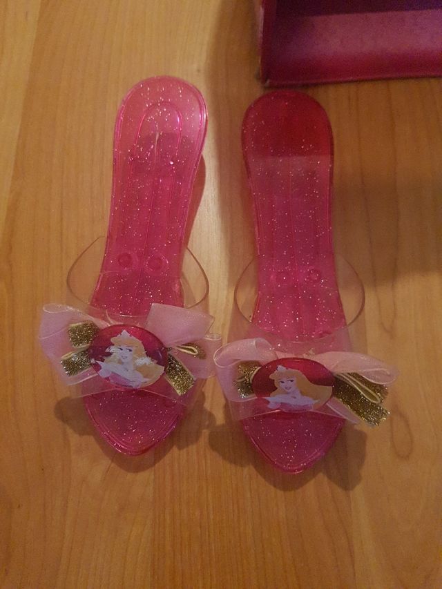 Cuatro pares de zapatos de Disney