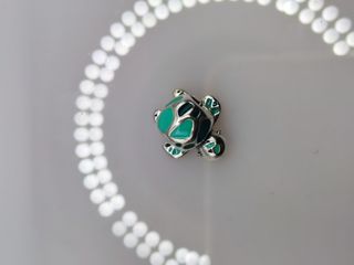 Charm tortuga lacado tonos verde plata de ley.