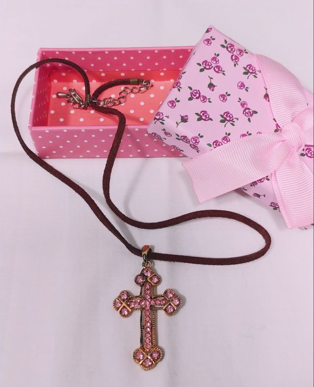 Colgante de cuero con cruz