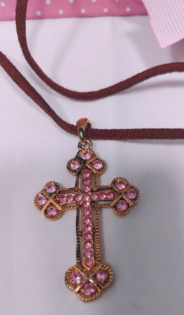 Colgante de cuero con cruz