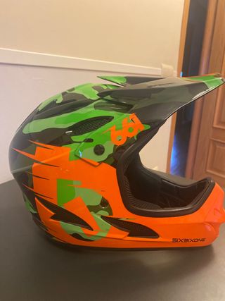 Casco BMX Sixsixone