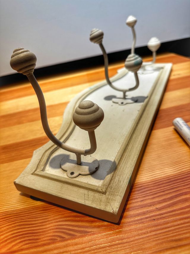 perchero vintage con 3 colgadores resistente