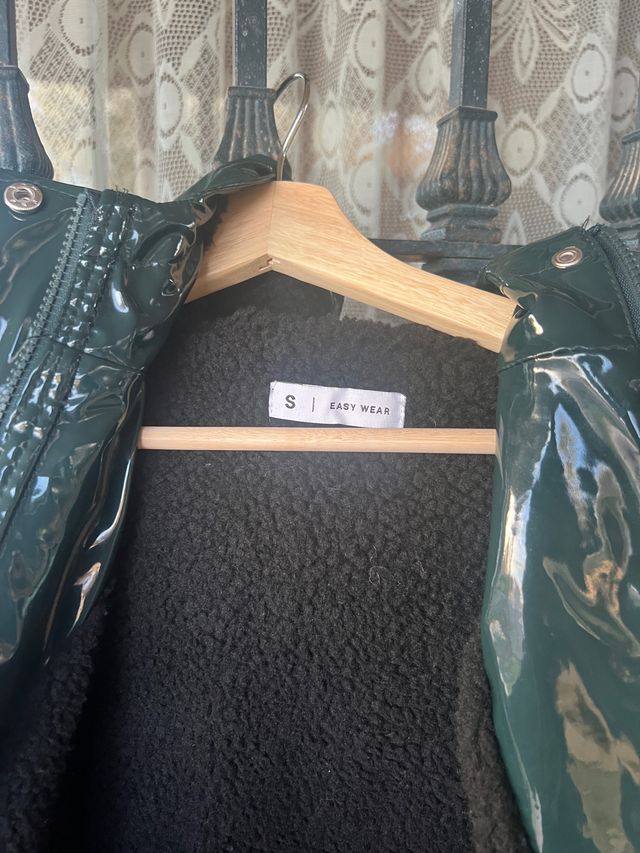 Chaqueta verde charol relleno borrego negro