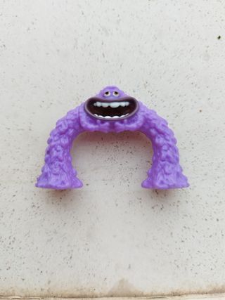 figura monstruos S.A. colección huevo kinder creo.