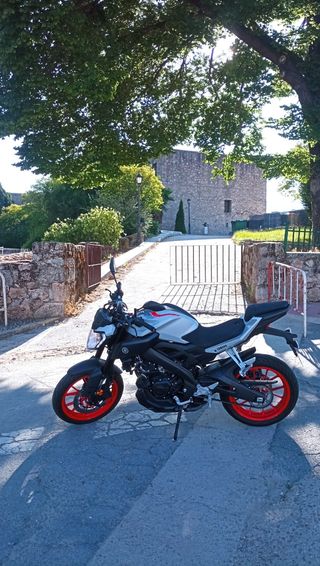 Moto Yamaha MT-125