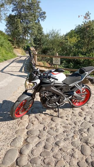 Moto Yamaha MT-125