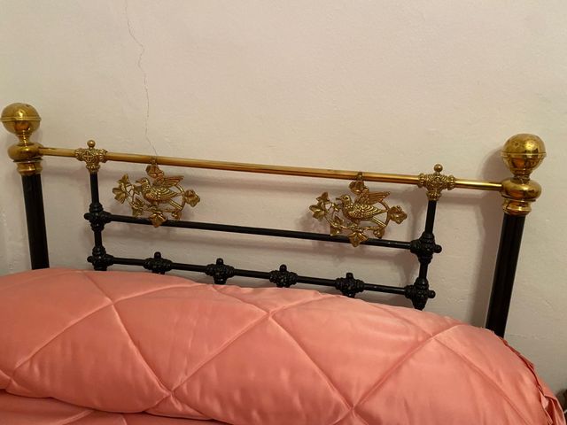 cama hierro y dorado