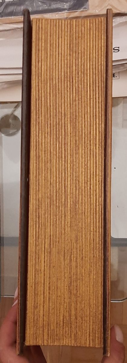 Caja súper original imitando a un libro antiguo