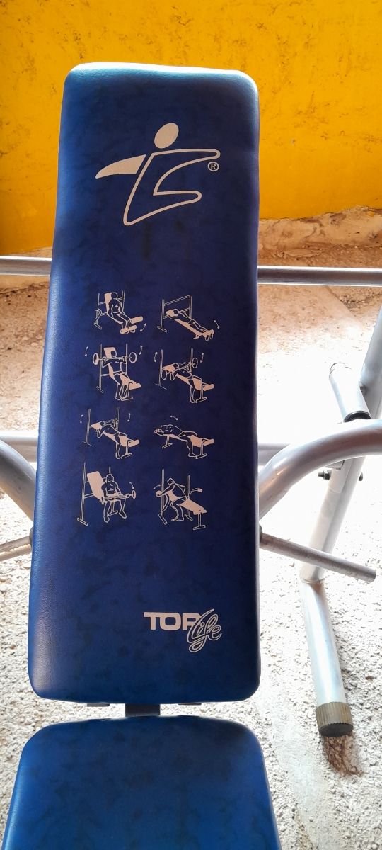 Banco press, abdominales, aperturas y pierna.