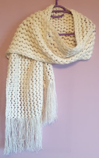 Bufanda blanca a ganchillo con flecos