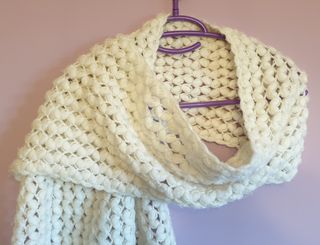 Bufanda blanca a ganchillo con flecos