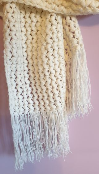 Bufanda blanca a ganchillo con flecos