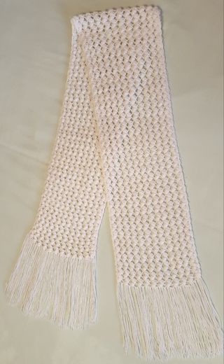 Bufanda blanca a ganchillo con flecos