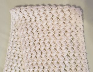 Bufanda blanca a ganchillo con flecos