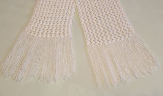 Bufanda blanca a ganchillo con flecos