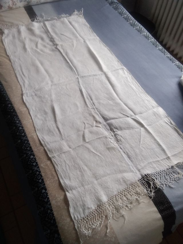 Antigua toalla de hilo bordada con flecos