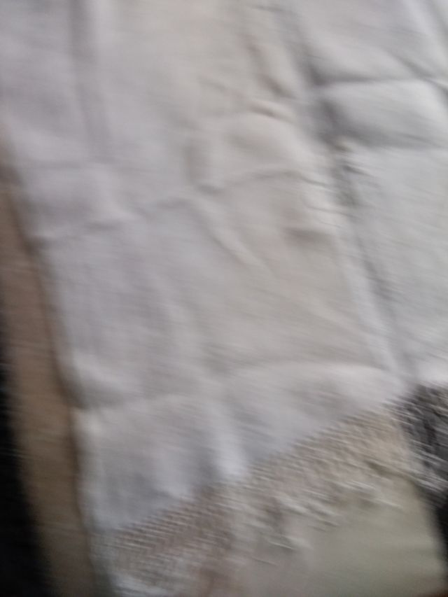 Antigua toalla de hilo bordada con flecos