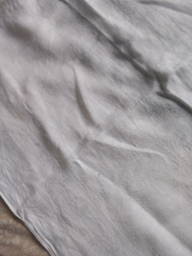 Antigua toalla de hilo bordada con flecos