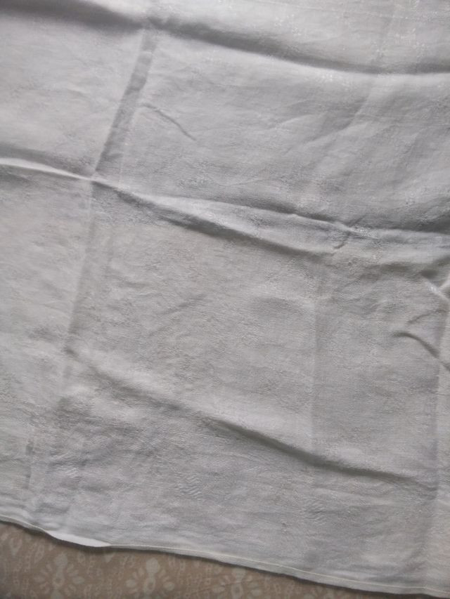 Antigua toalla de hilo bordada con flecos