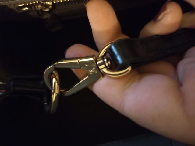 V Tote Louis Vuitton