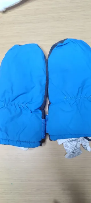 Pantalones nieve Lupilu/Decathlon y manoplas.