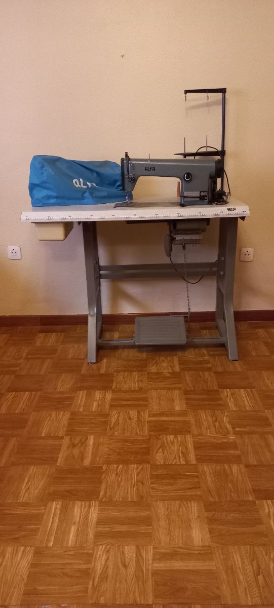 Máquina de coser Alfa