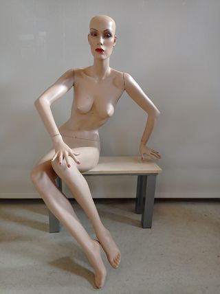 Maniquí mujer sentada. W-1