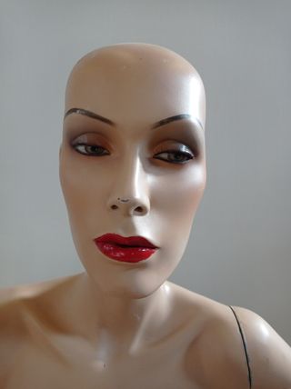 Maniquí mujer sentada. W-1