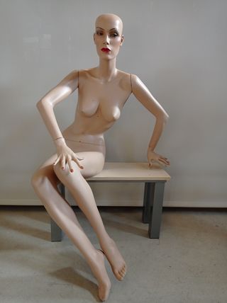 Maniquí mujer sentada. W-1