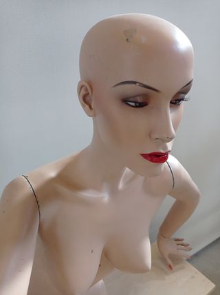 Maniquí mujer sentada. W-1