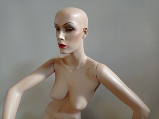 Maniquí mujer sentada. W-1