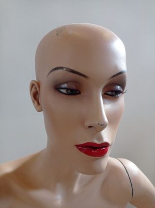 Maniquí mujer sentada. W-1