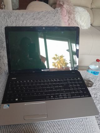 ordenador  apenas usado con funda y  cable