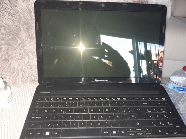 ordenador  apenas usado con funda y  cable