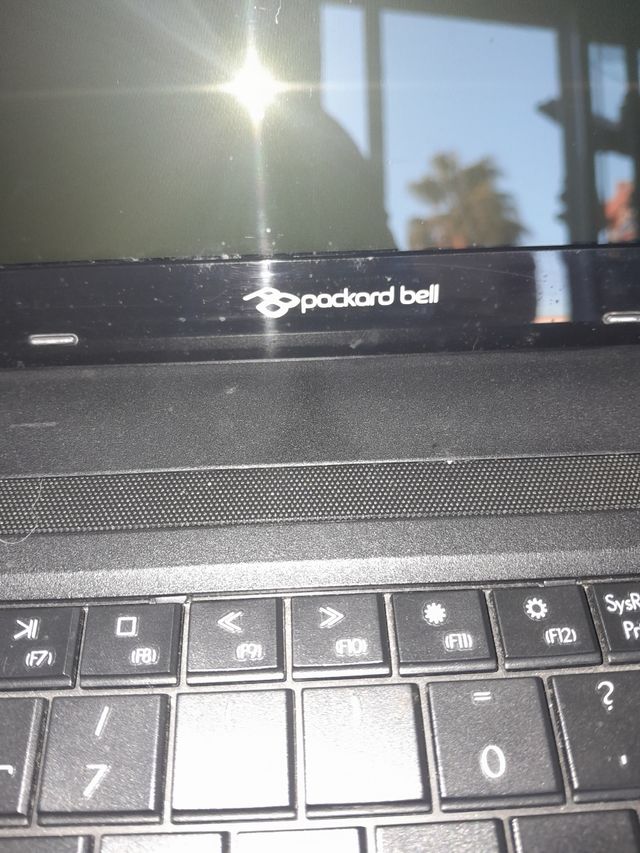 ordenador  apenas usado con funda y  cable