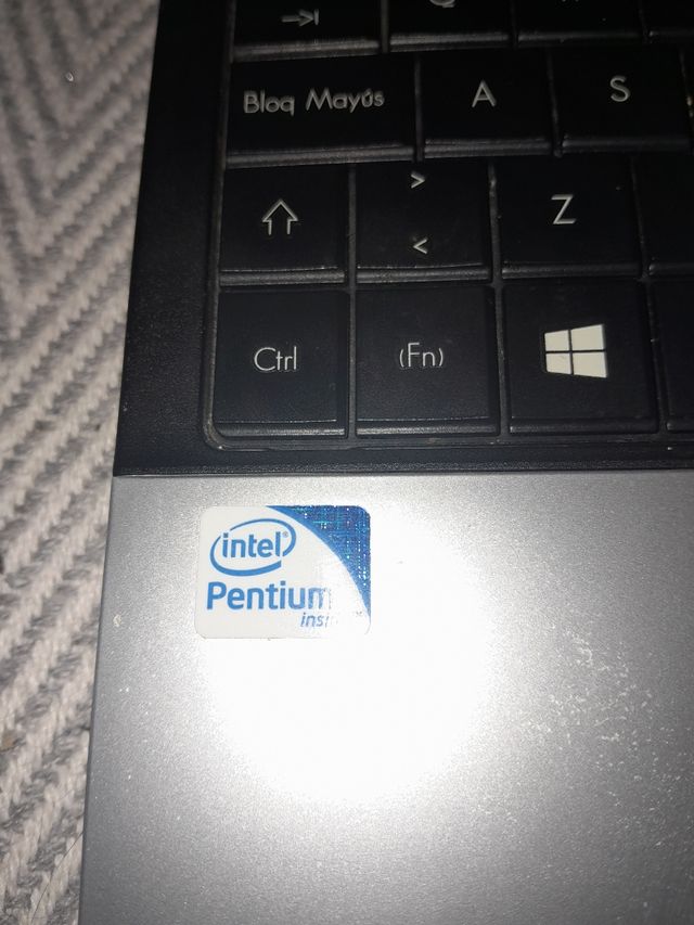 ordenador  apenas usado con funda y  cable