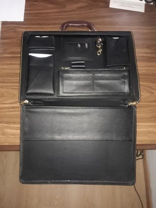 Elegante maletín de cuero sin estrenar