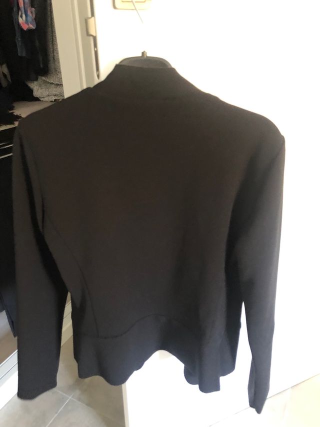 Chaqueta negra finita 