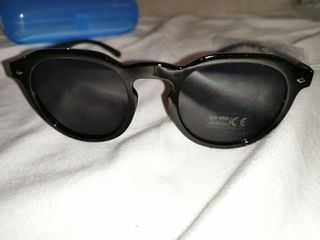 Gafas de sol de estilo clásico. NUEVO sin usar.