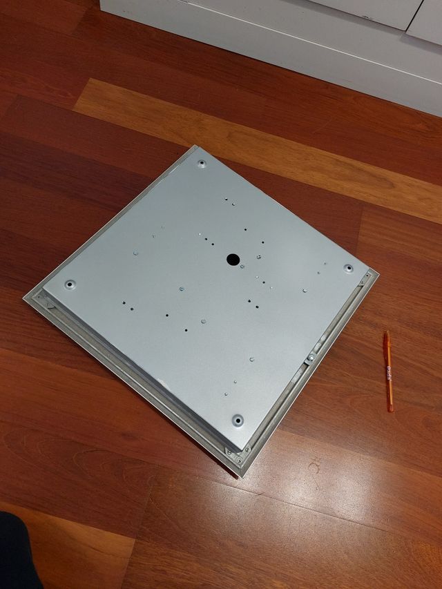 Lámpara de techo de vidrio esmerilado.